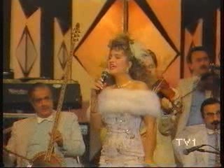 sibel can  aynı catı altında  şarkısını  söylüyor