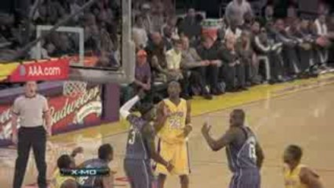 NBA Kobe Bryant tosses a backdoor lob to Andrew Bynum and hi