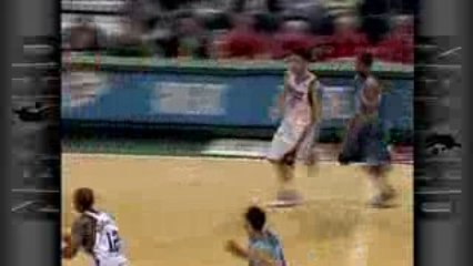 NBA Hakim Warrick flushes the monster slam.