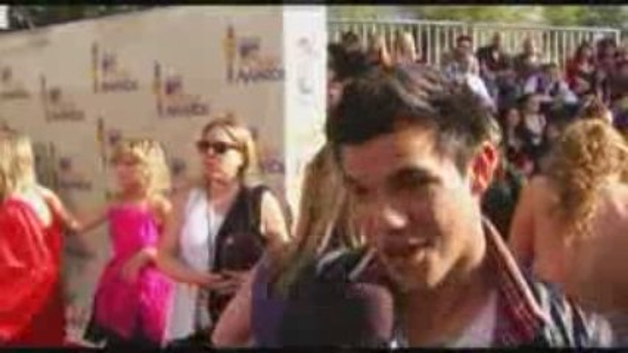 Taylor Lautner Reacts To Watching The NM Trailer