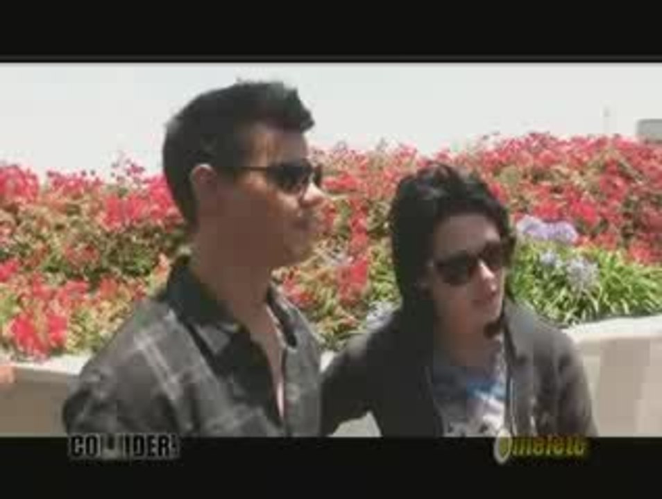 Taylor and Kristen interview at Comic Con