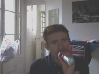 Wiwi égratigne "In your hands"