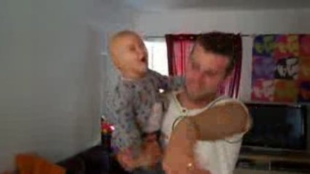 Nina danse david guetta avec papa