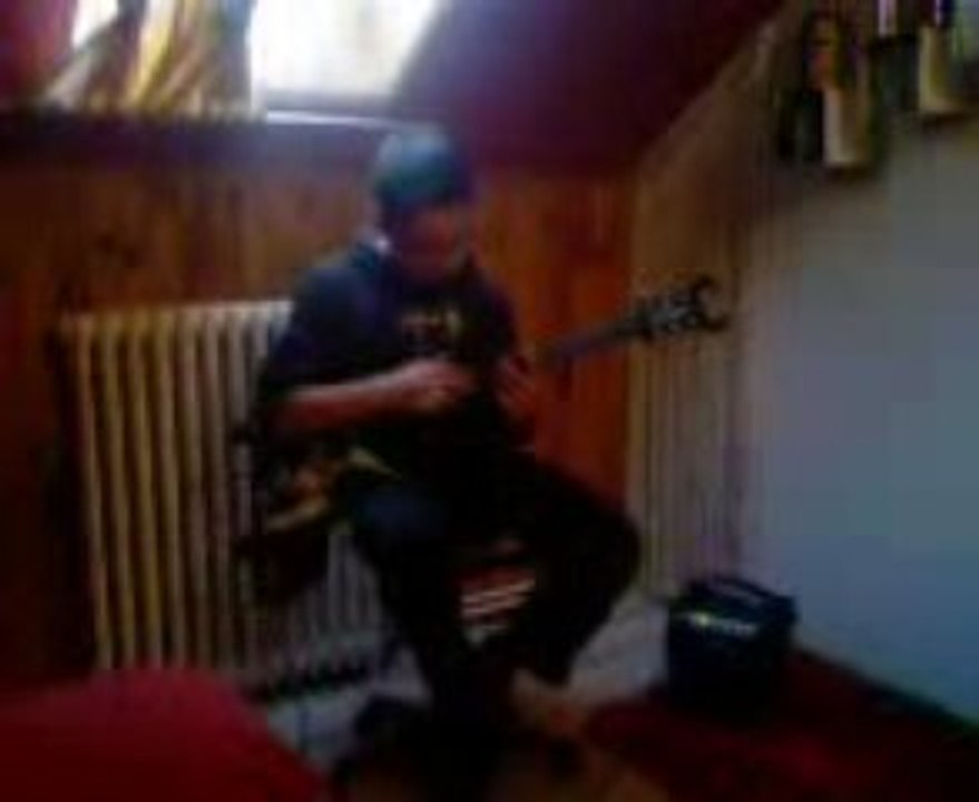 Axel qui joue Midnight de Joe Satriani