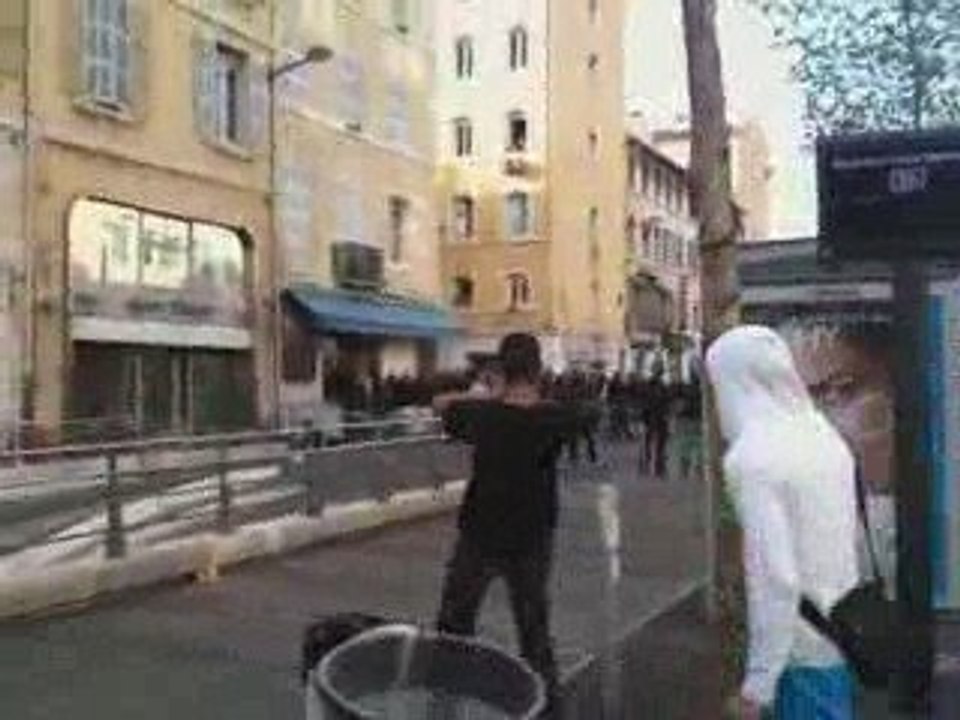 Rencontre PSG/OM annulée, échauffourées au Vieux Port