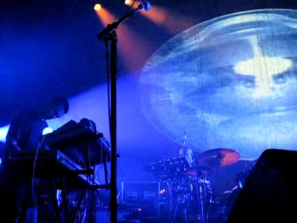 Ez3kiel @ Cigale | 2008 - lac des cygnes