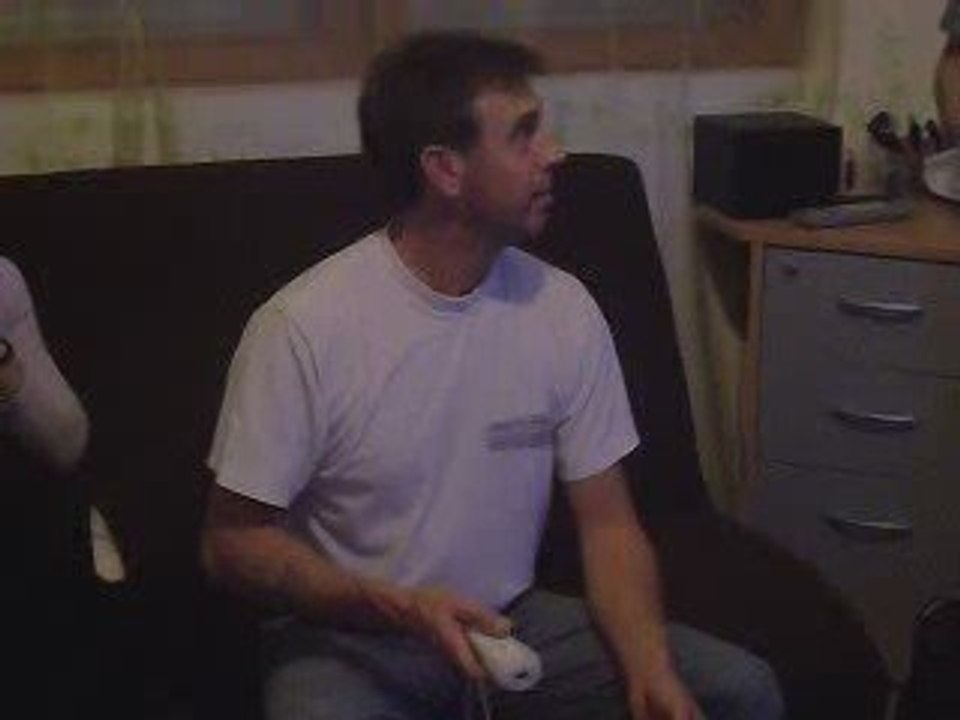 Beau papa qui joue a la wii