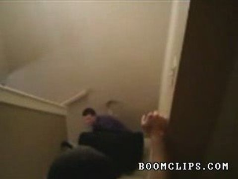 Régis s'amuse avec une chaise