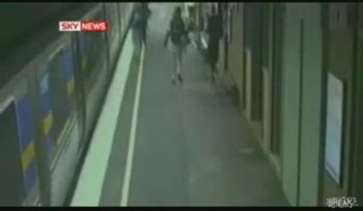 Un Enfant Passe Sous Un Train Sain Et Sauf