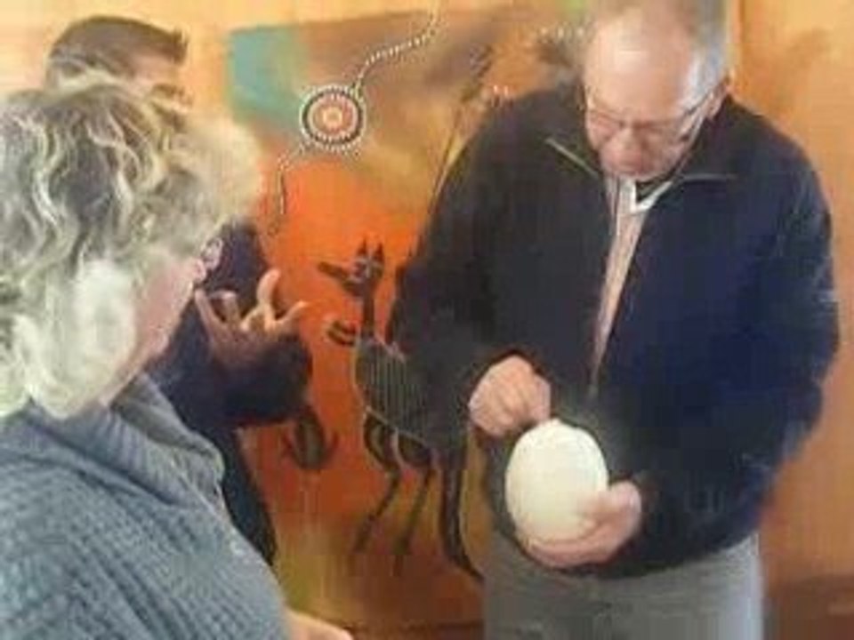 comment casser un oeuf .. d'autruche ?