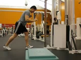 Kabloda Pushdown Örnek Cable cambered bar tricep extensions