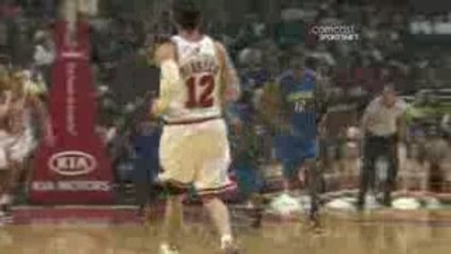 NBA Matt Barnes throws a nice pass to Vince Carter, who fini