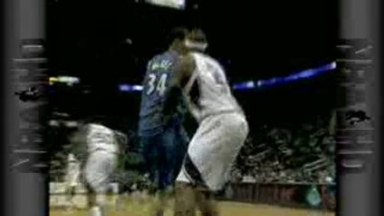 NBA Mike Bibby throws the ball towards the basket, Josh Smit