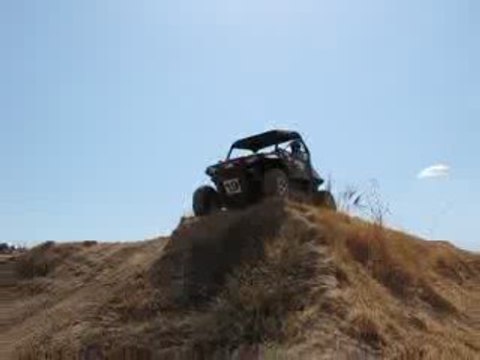passage d'une marche très chaude en ssv Polaris RZR s