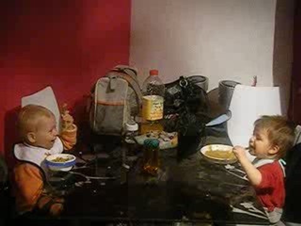 nos bébés mangent à table comme des grands