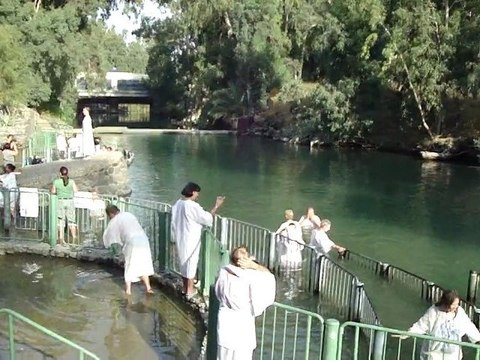 Baptêmes Chrétiens dans le Fleuve Jourdain