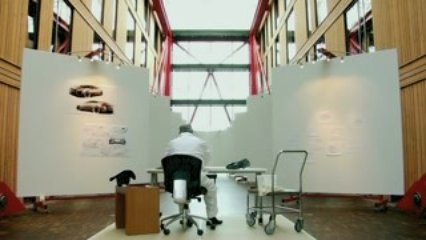 Blinde kunstenaar maakt een schilderij van de nieuwe Volvo