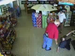 Un homme bourré achète des bières