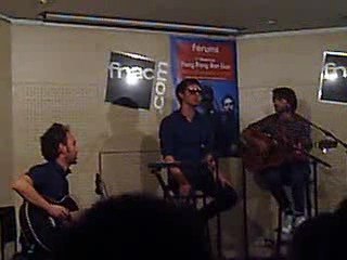 Pony Pony Run Run en show case à la Fnac Walking on a line