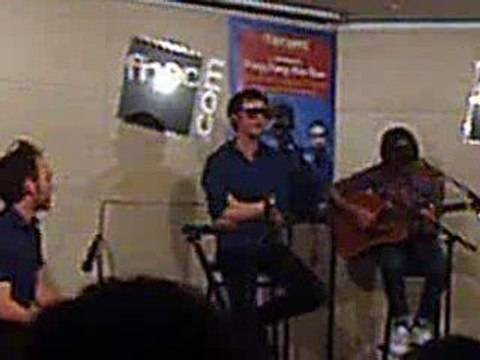 Pony Pony Run Run en show case à la Fnac Hey you