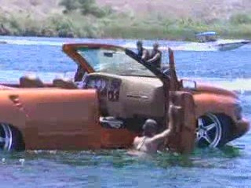 Une voiture qui va sur l'eau