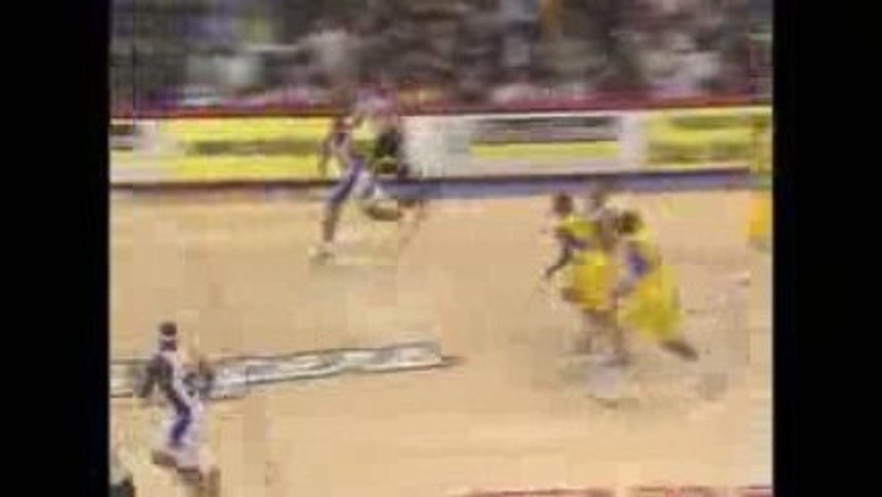 NBA Eric Gordon takes the pass and finishes with authority.