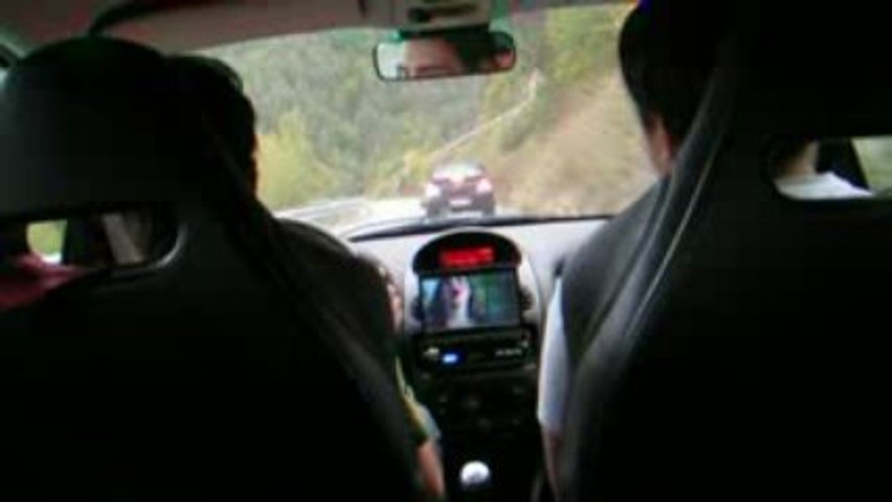 206 RC en montagne sur route mouillé