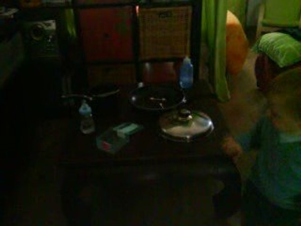 Noé fait la cuisine.