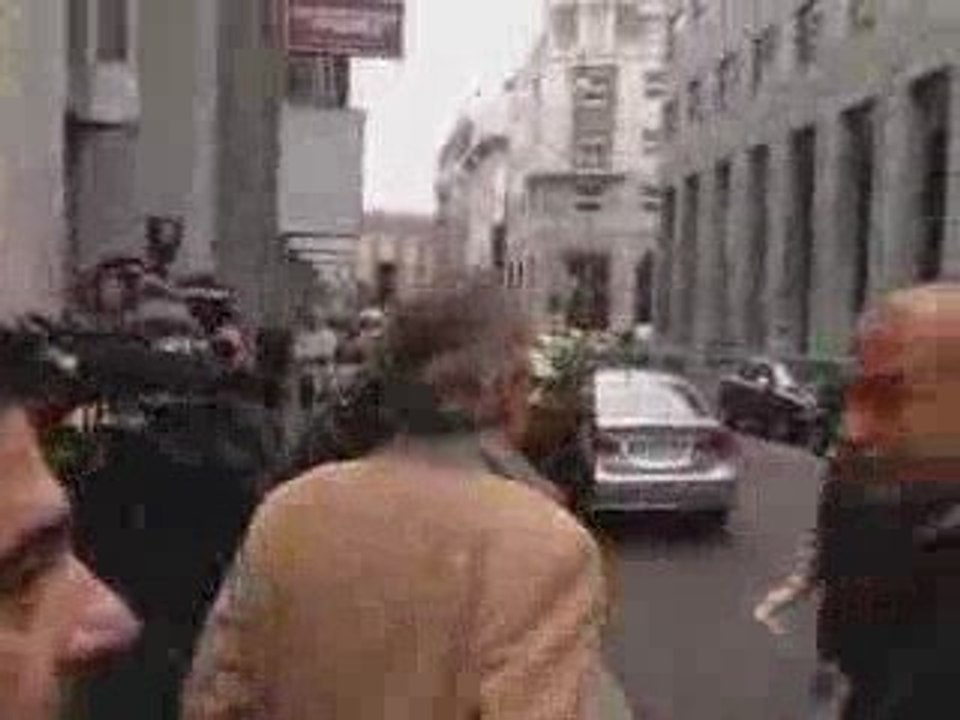 Moratti, tifoso juventino gli regala Coppa Campioni cartone