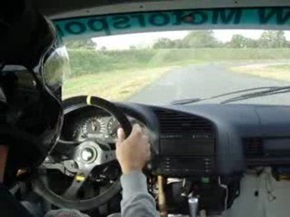 BMW 318IS Warsteïner sur le circuit de Fay de bretagne