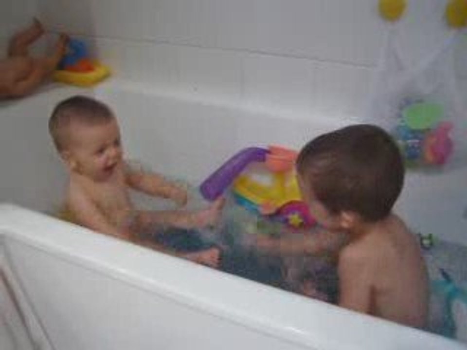 Les garçons dans le bain