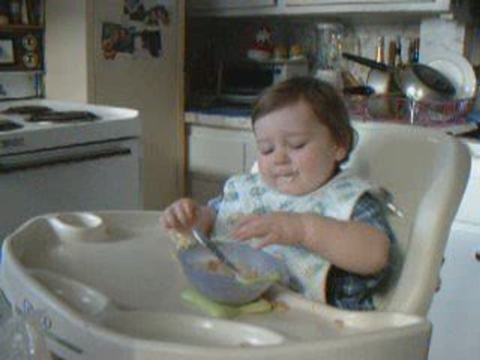 Bebe Decouvre la nourriture