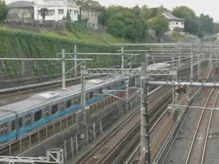 Passage d'un métro, près de la gare de Nippori, Tokyo.