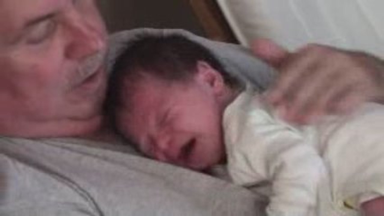 Papi Michel qui donne le biberon à Eliot