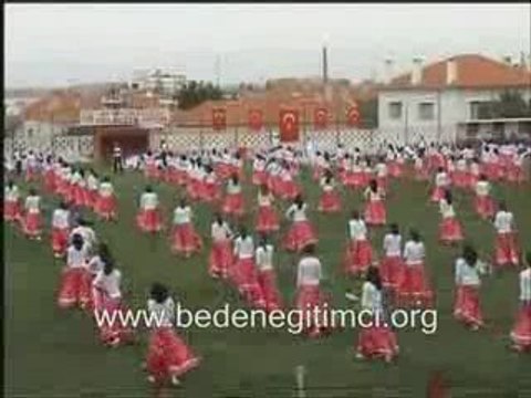 19 Mayıs Ayvalık Kız Grubu Gösterisi