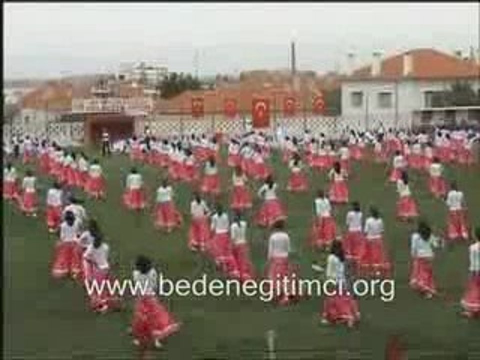 19 Mayıs Ayvalık Kız Grubu Gösterisi