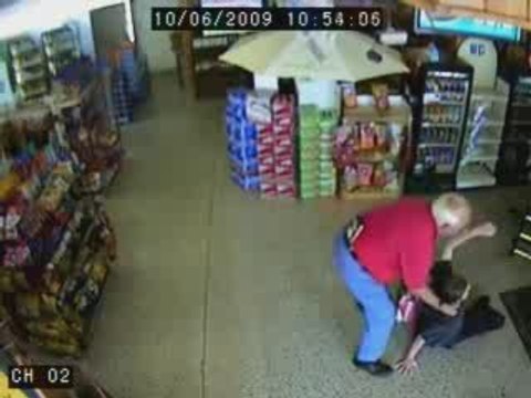 Un homme bourré achète des bières