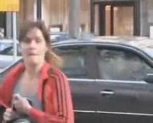 Emmanuelle Seigner frappe une journaliste