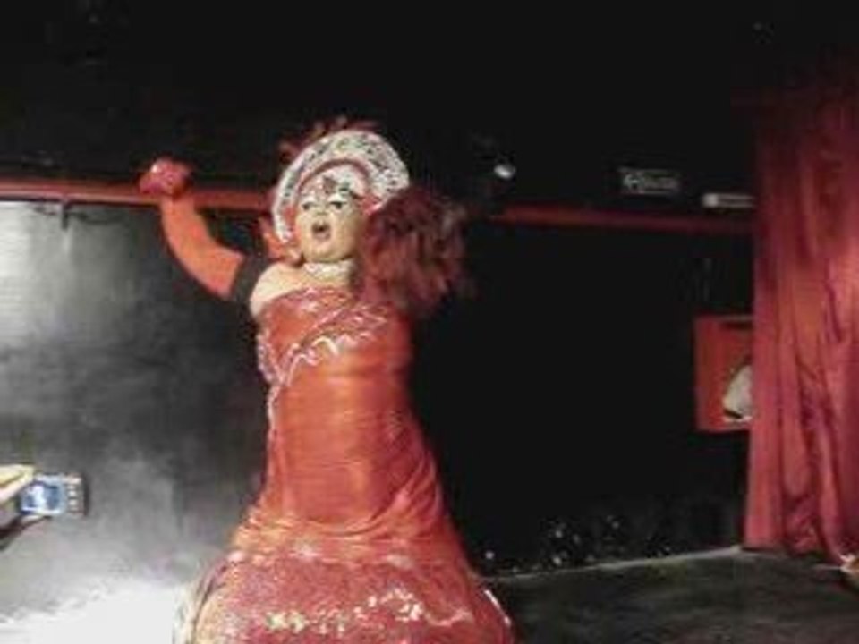Queen_Bitch_Apertura