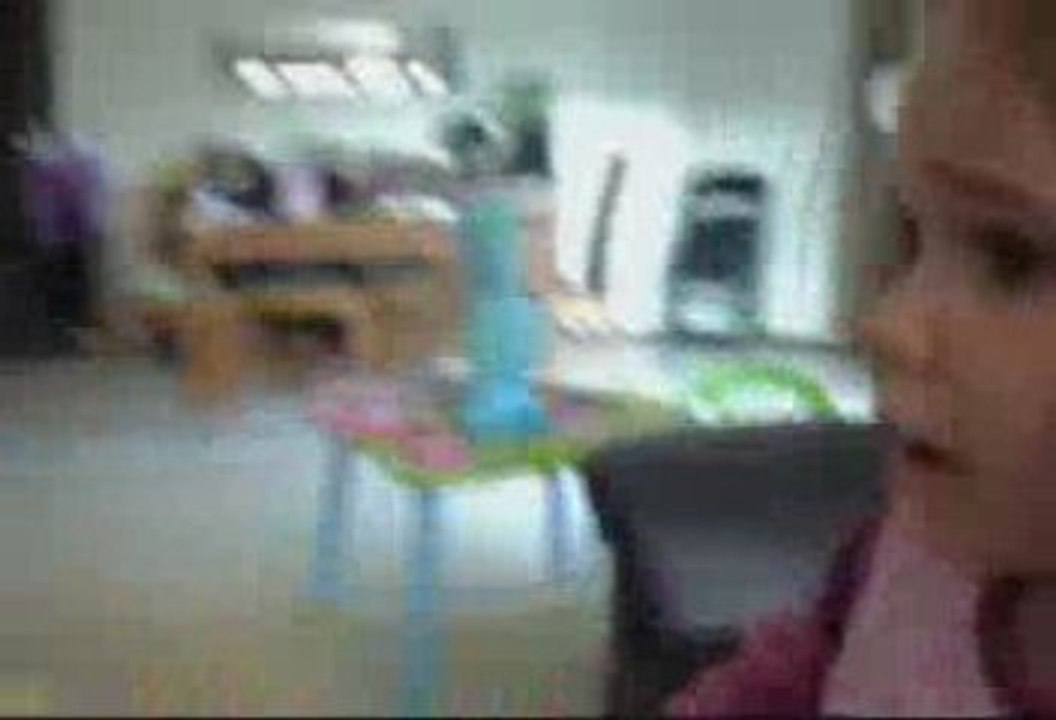 Cléa veut un dessin animé et chante petit pouce