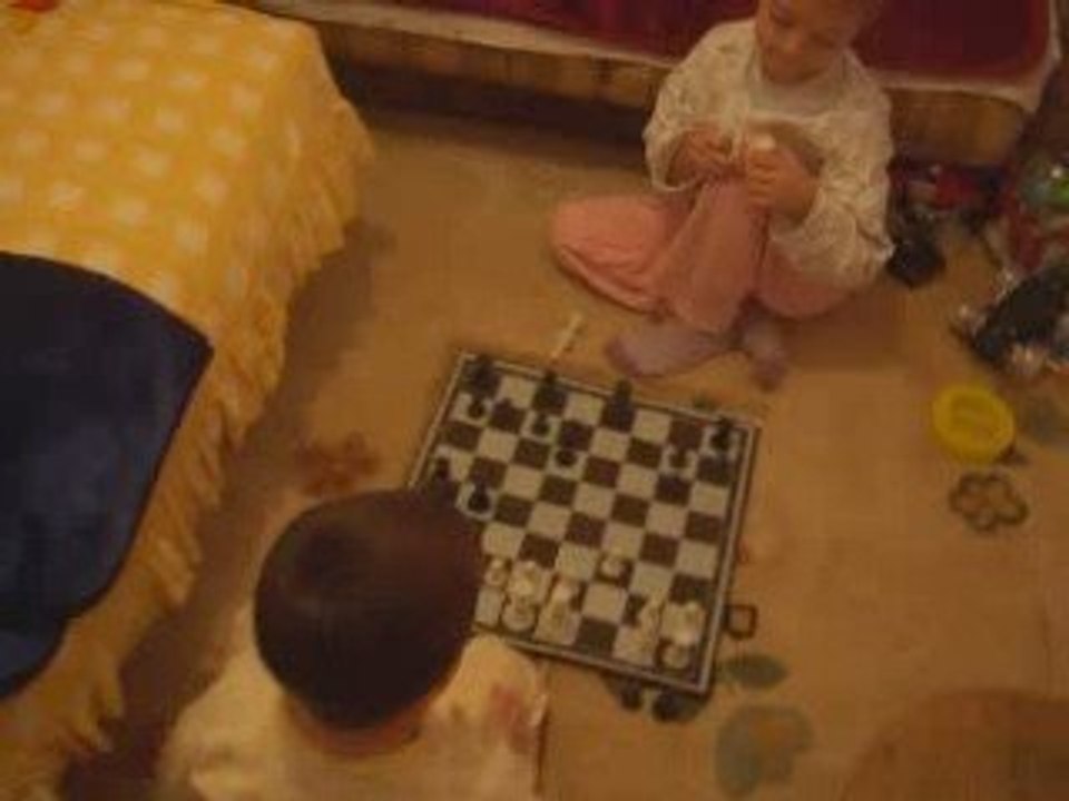 Burkay Tufan satranç oynuyor