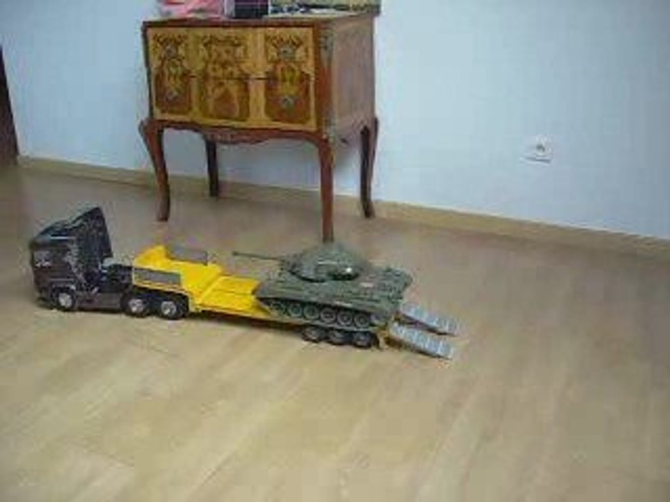 r620 scania tamiya avec porte char et monter d un char hl