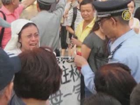 Женщину в траурной одежде арестовали во время парада