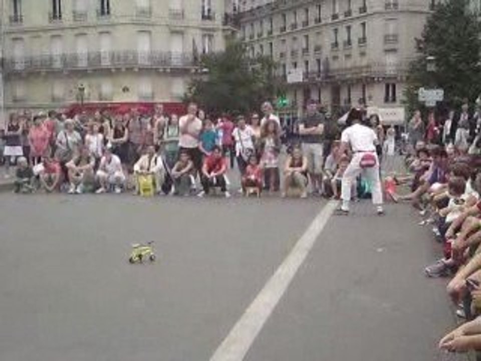 Clown parisien fait des acrobaties sur des vélos