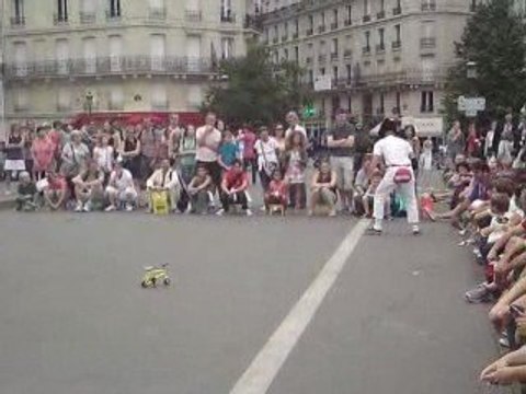 Clown parisien fait des acrobaties sur des vélos