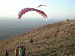 * Envol Gracieux d'un Parapente du Sommet du Puy de Dôme *