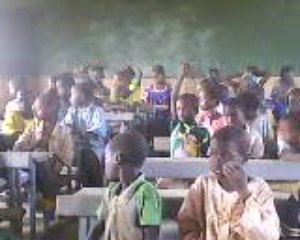 Les écoliers de l'école inachevée de colma-séguéré