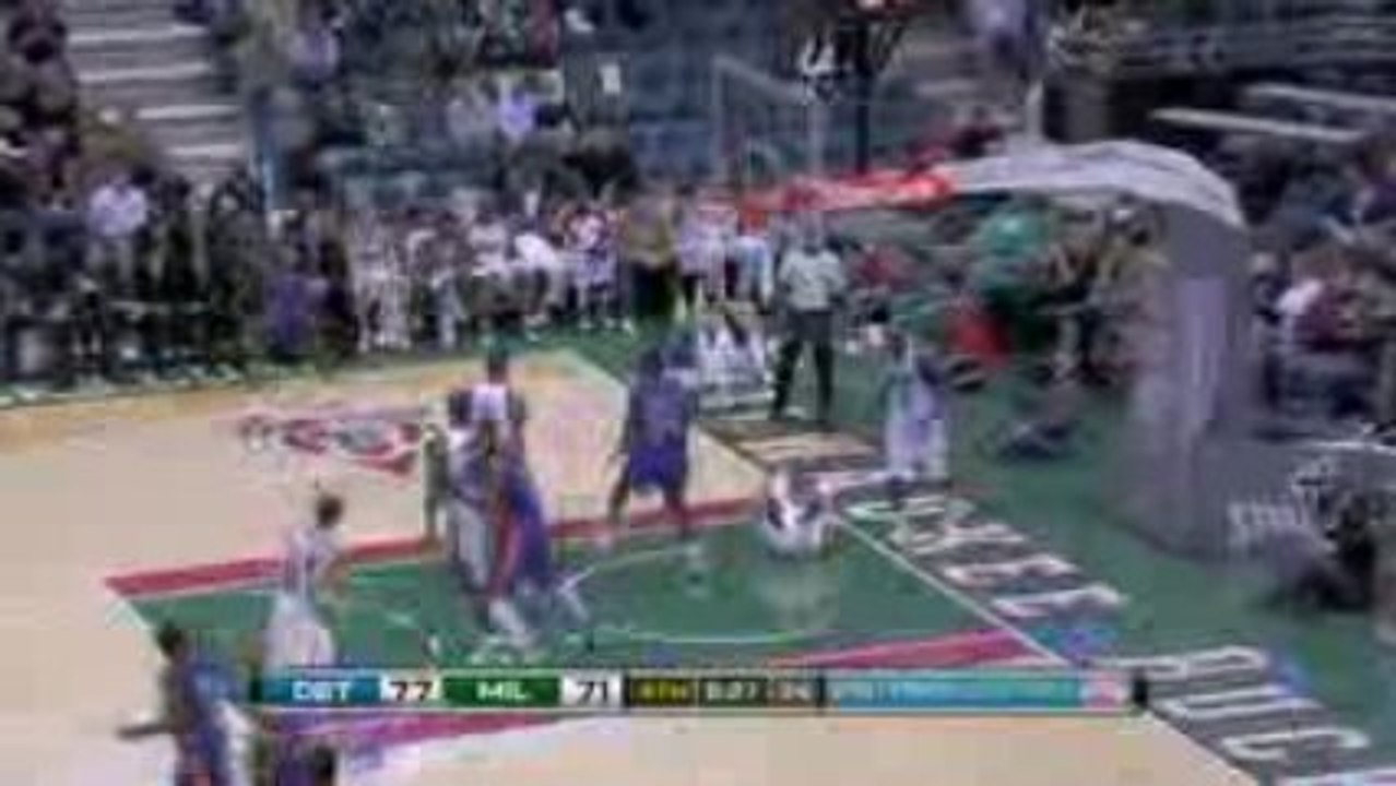 Jason Maxiell open on the baseline for the two-handed flush.