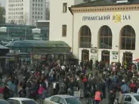 Украинцы выбирают: или трудовая книжка, или зарплата