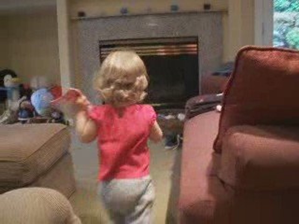 Caroline marche avec mes chaussures